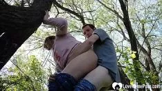 Afspelen Seks in het bos met een prostituee die voor seks staat