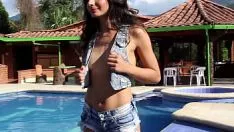Reproduzir Ela tem uma bunda protuberante e é fodida romanticamente em seu jardim de flores
