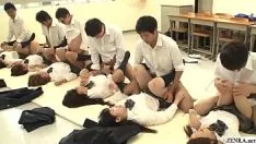 Reproduzir Pornografia no Japão com sexo em grupo