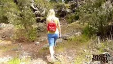 Reproduzir Fode ao pornô de montanha com uma loira que gosta de penetrar na natureza