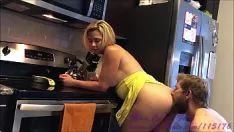 Afspelen De kokkin neukt haar minnaar terwijl ze iets lekkers kookt