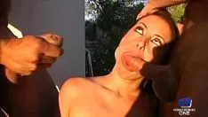 Reproduzir Puta Elly faz sexo com dois homens e tem orgasmo
