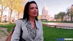 Reproduzir Mulheres de cueca vermelha que chamam a atenção de todos