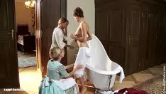 Abspielen Haushälterinnen verführen die Prinzessin mit einer erotischen Dusche und Dreiersex mit multiplen Orgasmen
