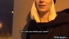 تشغيل هذه الشقراء قرنية لها ثدي صغير ولطيف
