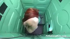 Reproducir Entrando al baño público, chupa una polla insertada por un agujero en la cabina.