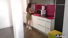 Abspielen Video mit XXX-Sternchen, die Schwänze lutschen und Sperma auf ihre Brüste bekommen