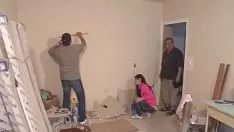 Oynat Alışverişe giden babasının yokluğunda ressamın sevdiği küçük kız