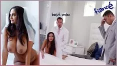 Afspelen Bruidegom heeft seks met bruid Ava Addams betrapt op masturberen