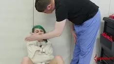 تشغيل طبيب منحرف يسحب ثديها ويصفع بوسها