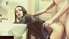 تشغيل اغراء ناتاليا ومارس الجنس في المرحاض العام