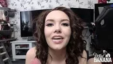 تشغيل تم إنشاؤها باستخدام كس عريض ، وهي تملأ فمها بالسلوبوز من الرجل الذي تمارس الجنس معه