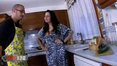 Jouer Una donna matura fa sesso sensazionale in cucina
