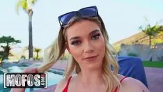 Reproduzir A loira da piscina fica fodida com força na vagina e na bucetinha com um homem louco por pau