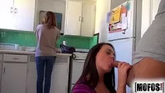 Reproduzir Casal maluco transando pela casa toda sem a irmã da moça pegar