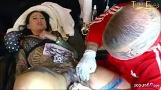 Oynat Onu kedi dövme yaparken, orgazm var ve sonra kendini sikiyor