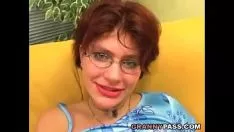 Odtwórz 67-letnia kobieta ma orgazm na kamerce internetowej