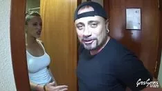Jouer Anita e un amico hanno visitato l'hotel per il sesso del cliente dotato