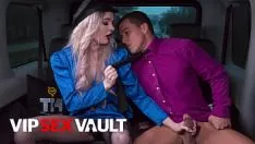 Reproduzir Prostituta de silicone fode em um carro com um menino