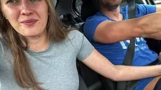 Oynat Bir Uber Sürücüsü Bu Süper Sevimli Kızları Çok Yoğun Bir Şekilde Sikiyor