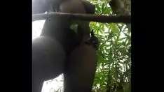 Reproduzir A loira tem cabelo cacheado e quer ser fodida intensamente pelos parceiros