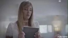 Reproducir Esta rubia de grandes pechos luce perfecta y quiere que la follen muy intensamente
