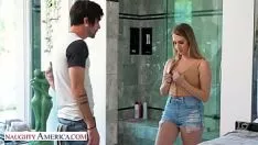 Reproduzir Ele tem tatuagens por todo o corpo e gosta muito de pau na boca
