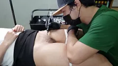 Afspelen Tatoeëerder kan het niet laten om een ​​schattige klant te verleiden voor een ruige, romige doggystyle-sessie