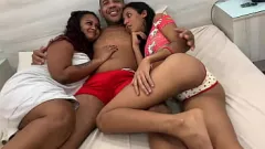 Jouer Leo Ogro martella le fighe strette di due calde lesbiche brasiliane