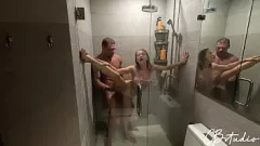 Jouer La coinquilina bionda sexy non riesce a resistere al cazzo enorme in bagno