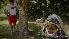 Odtwórz Annie Marin i przyjaciele w dzikim trójkącie na świeżym powietrzu