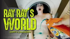 Reproducir La chica alternativa con piercings RAY RAY XXX se vuelve loca con un consolador en la lavandería