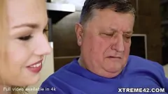 Redare Fantezia interzisă a fiicei vitrege a adolescentului înghițit de spermă a tatălui vitreg