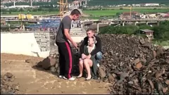 Redare Orgie publică de trio cu o adolescentă drăguță blondă și două cocoși uriași