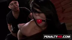 Oynat Kölelik ve Disiplin: Genç Mia Hurley ve Yapay Penisiyle Aşırı BDSM Oturumu
