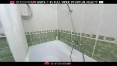 Jouer L'intenso incontro nel bagno di Alexa Mills: un'esperienza di realtà virtuale