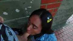 Jouer Une MILF latina suce et baise la grosse bite d'un étranger en public