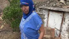 Reproducir La gran polla del hijastro no puede resistirse al coño peludo de una MILF argelina en el sexo en público