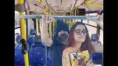 Jouer Une étudiante aux gros seins baisée par un étranger dans le bus !