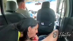 Jouer Une MILF brune fait une pipe intense en voiture pendant que son mari conduit