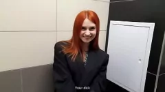 Jouer Une ado rousse devient brutale et mouillée lors d'une rencontre coquine au bureau
