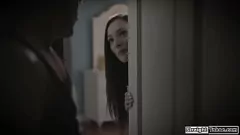 Reproduzir O padrasto inicia o sexo tabu com a enteada petite morena
