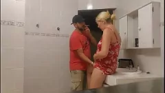 Oynat Cuckold kocası, komşu ile hile karısının kedi lanet seansını yakalar