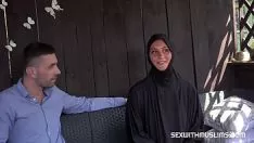Afspelen Een meisje uit Arabië neukt hard met een man uit Roemenië