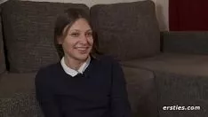 Reproduzir Freira sexy Tania depois de ficar nua na webcam e se masturbar