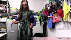 Drobny cosplay Thief zostaje ukarany twardym pieprzeniem przez gliniarza centrum handlowego