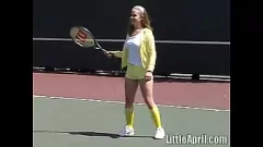 Reproduzir Petite loira adolescente 'Little April' Pussy ao ar livre