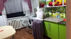 Oynat Üvey-mom'un büyük kıçını mutfakta can atar