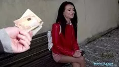 Reproduzir A jovem acompanhante recebe 150 euros por sexo na rua