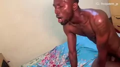 Redare Păsărica umedă a adolescenței nu poate rezista la cocoșul negru al iubitului ei